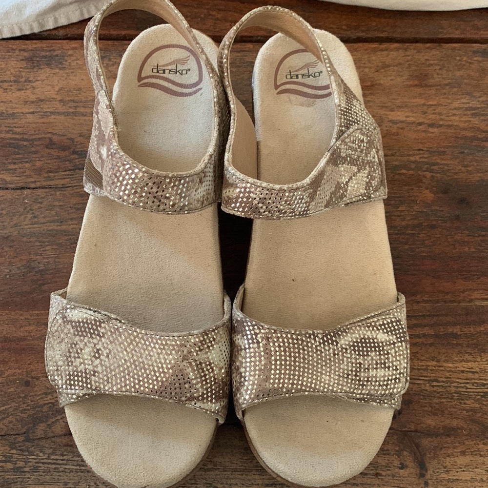 Dansko Sonnet snakeskin metallic size 41 sandals